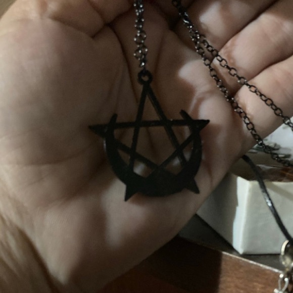 Black necklace - Picture 2 of 2